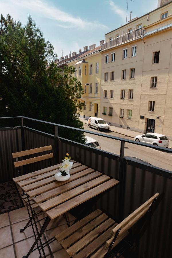 Beautiful 2-Bedroom Apartment Near Schoenbrunn ウィーン エクステリア 写真