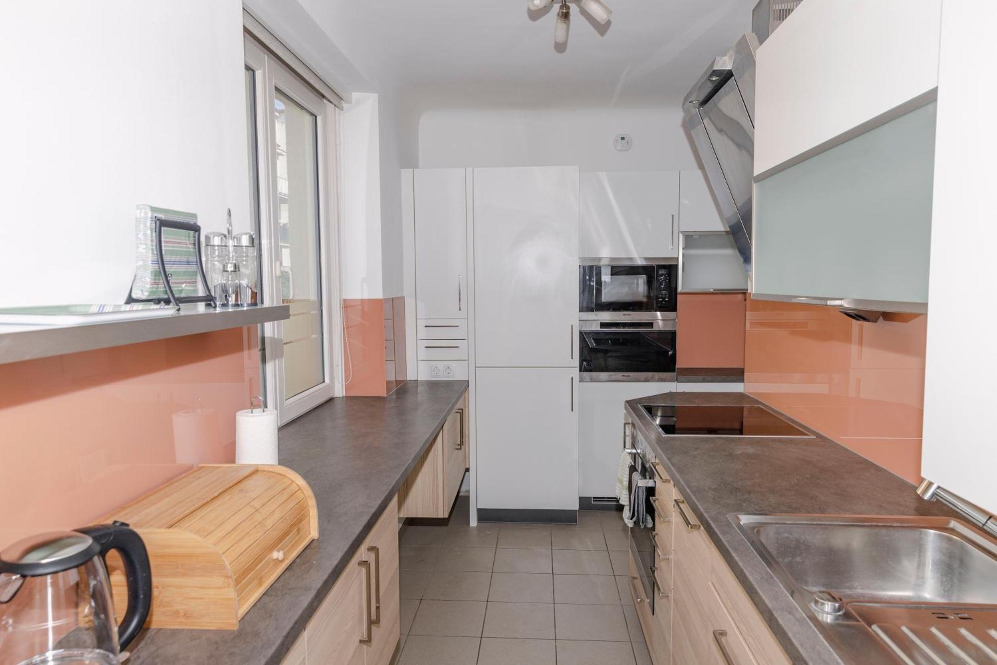 Beautiful 2-Bedroom Apartment Near Schoenbrunn ウィーン エクステリア 写真